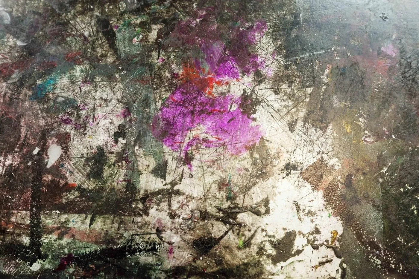Detalle de una obra pictórica abstracta en tonos magenta y verdes