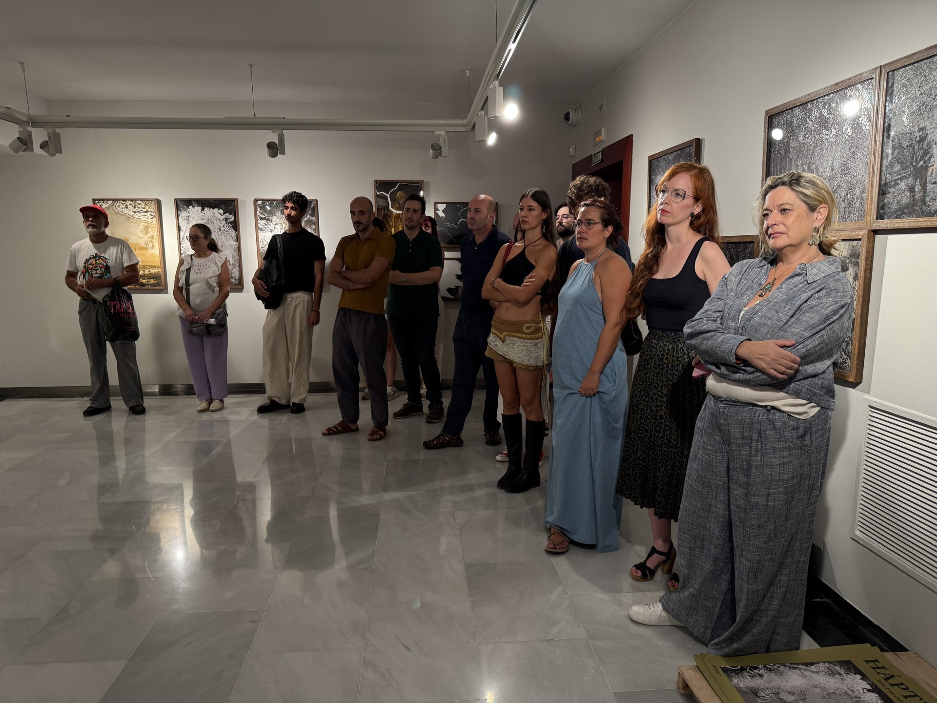 Visitantes ante las obras de Joan Fontcuberta en la exposición «Háptica»