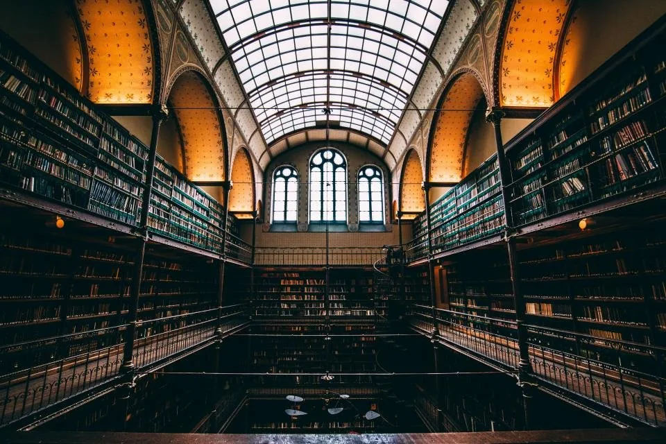 Interior de una gran biblioteca patrimonial