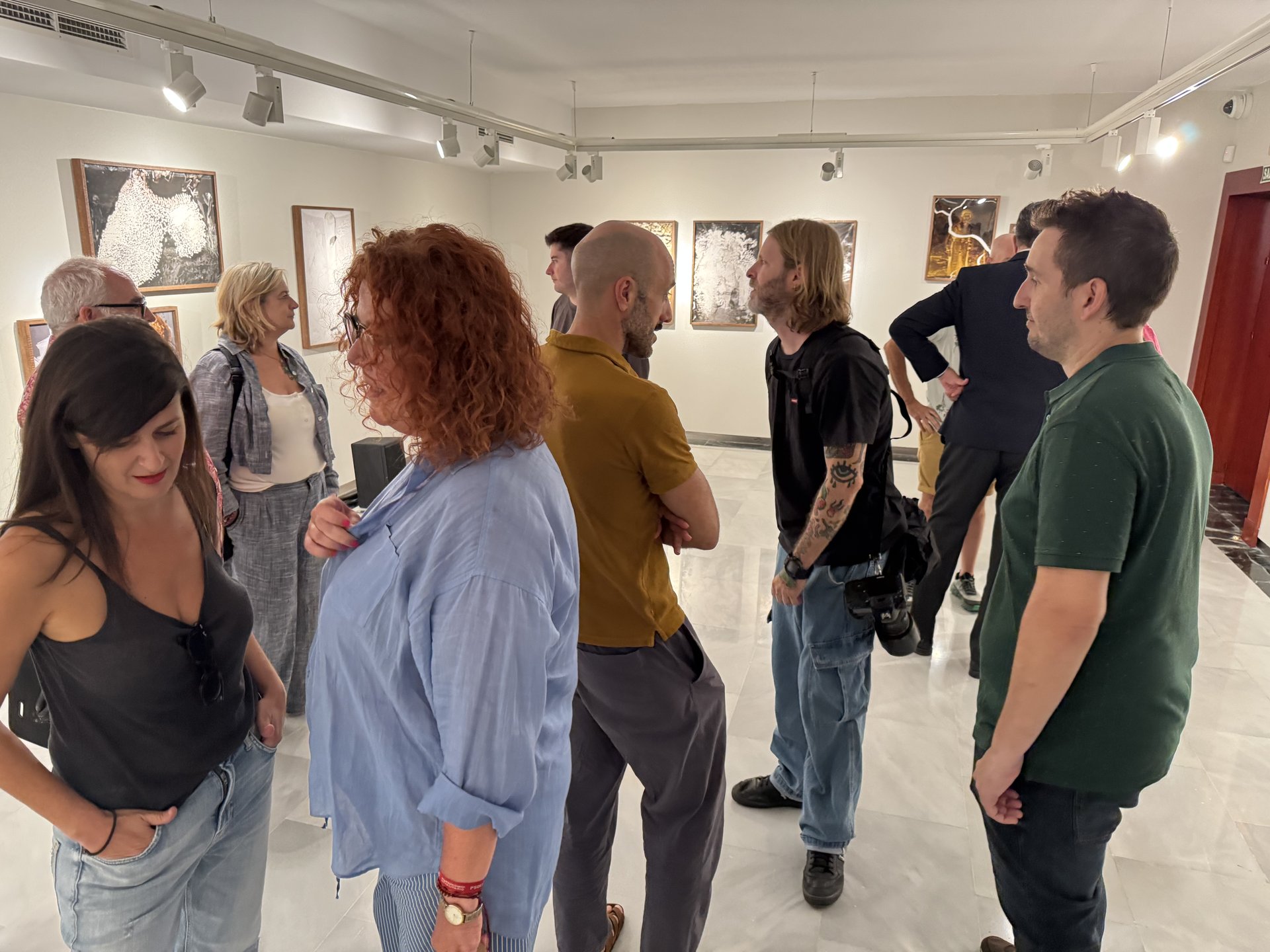 Público en la inauguración de la exposición «Háptica» en Almería